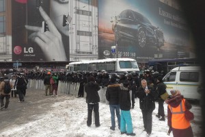 Митингующие ожидают штурма со стороны силовиков Митингующие ожидают штурма со стороны силовиков