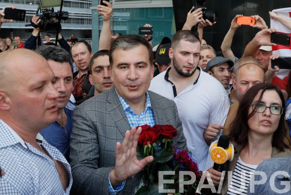 По словам Саакашвили, он уехал из Грузии, потому что устал “и люди от меня устали“.
