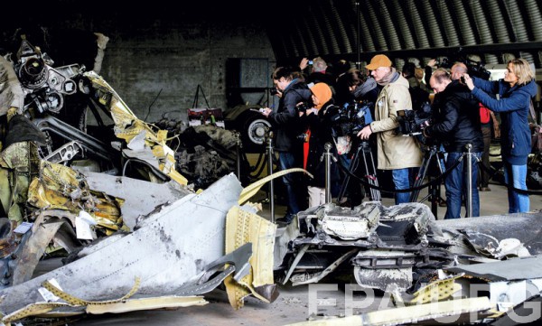 Обломки самолета рейса MH17, сбитого в Украине