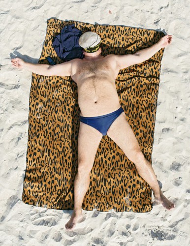 Литовский фотограф снимает людей в то время, как они спят на пляже