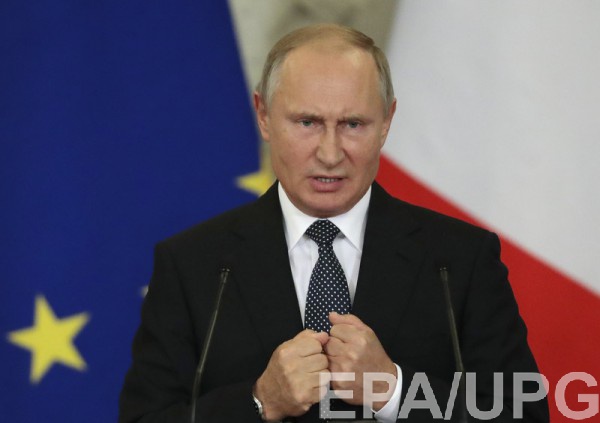 Предложение Путина в зале встретили овациями