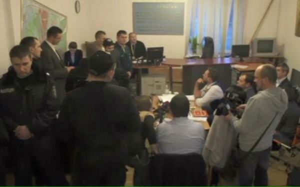 Корбан выглядит очень усталым суд продолжается уже более суток