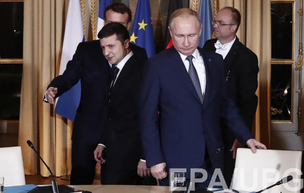 Владимир Зеленский и Владимир Путин на саммите в Париже