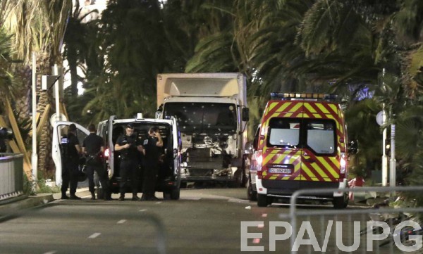Полиция превратила кабину грузовика, въехавшего в толпу в Ницце, в решето