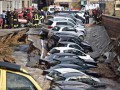 В Италии десятки припаркованных авто провалились под землю