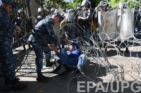 Протесты в Ереване: число задержанных выросло до 80