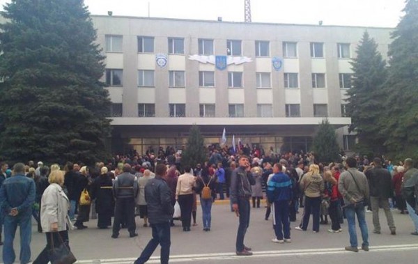 В Луганске продолжают захватывать админздания В Луганске продолжают захватывать админздания