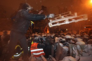Бойцы Беркута начали ломать баррикады митингующих Бойцы Беркута начали ломать баррикады митингующих