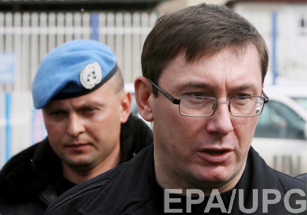 Луценко сообщил об обысках у продавца сигарет