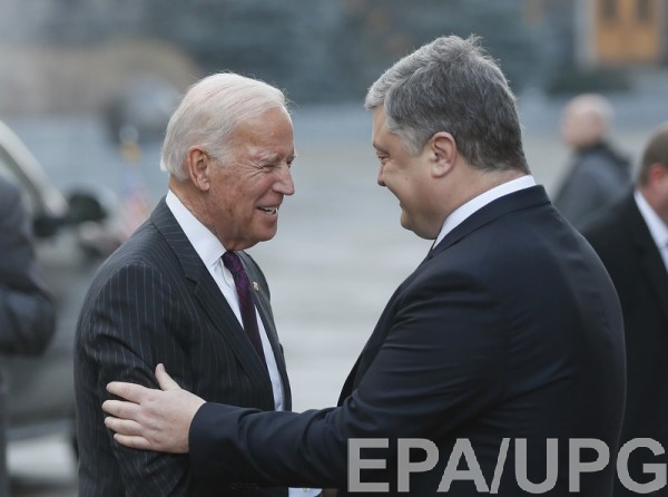 Порошенко наградил Байдена
