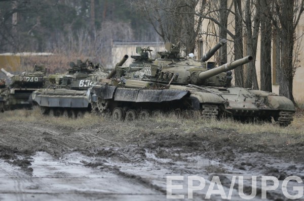 Российские БТРы вплотную подъехали к украинскому пункту пропуска