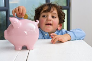 Выделяйте ребенку карманные деньги и научите его экономить часть средств Выделяйте ребенку карманные деньги и научите его экономить часть средств