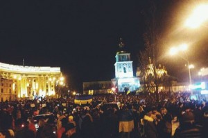 На Михайловской площади обещание властей найти виноватых в событиях на Евромайдане встретили криками "Позор!" На Михайловской площади обещание властей найти виноватых в событиях на Евромайдане встретили криками "Позор!"