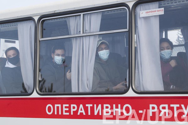 Жители Новых Санжар пришли с гуманитарной помощью к палатке Красного Креста
