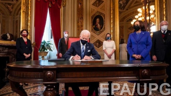Байден прокомментировал содержание записки Трампа