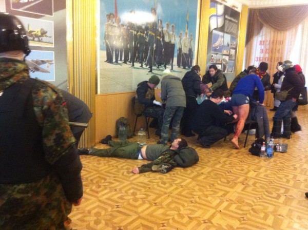 Со стороны протестующих пострадали около тридцати человек Со стороны протестующих пострадали около тридцати человек