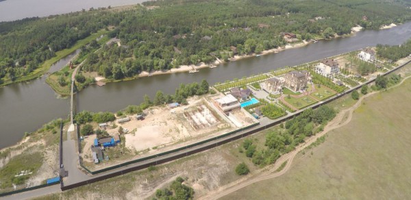 Целый дачный посело вырос на берегу канала