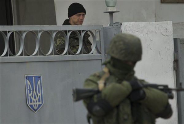 Российские военные захватывают воинские части в Крыму Российские военные захватывают воинские части в Крыму