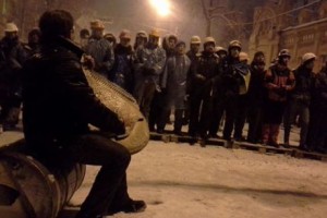 Митингующие пытаются склонить милицию на свою сторону Митингующие пытаются склонить милицию на свою сторону