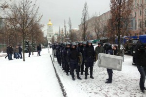 Колонна силовиков возле Михайловской площади Колонна силовиков возле Михайловской площади
