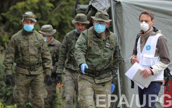 Военные разворачивают полевой госпиталь возле одной из больниц в Мадриде