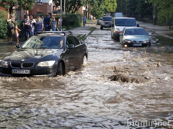 Очевидцы фотографируют потоп на улицах города