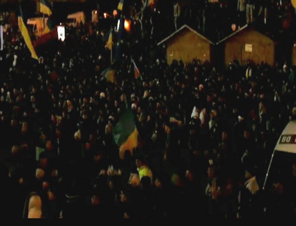 Митинг продолжается, с собравшимися общаются политики Митинг продолжается, с собравшимися общаются политики