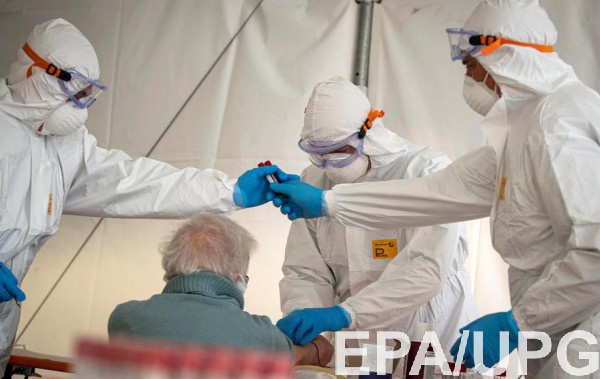 Медики в Италии делают тест на коронавирус пожилому мужчине