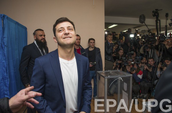 Журналистов в штабе Зеленского угощают пиццей и пивом