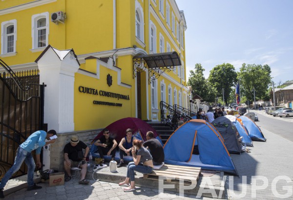 Украинцам не советуют участвовать в акциях протеста в Молдове