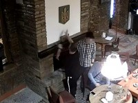 СБУ выдворила поляка, который сжег герб Украины в камине