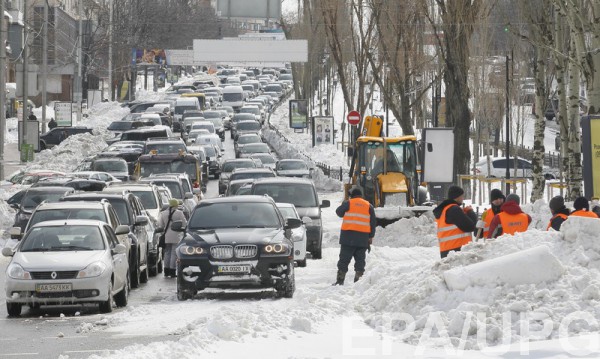 Заснеженные дороги сегодня можно встретить в двух регионах