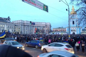 В Киеве десятки автомобилистов заблокировали центр в знак протеста против разгона Евромайдана В Киеве десятки автомобилистов заблокировали центр в знак протеста против разгона Евромайдана