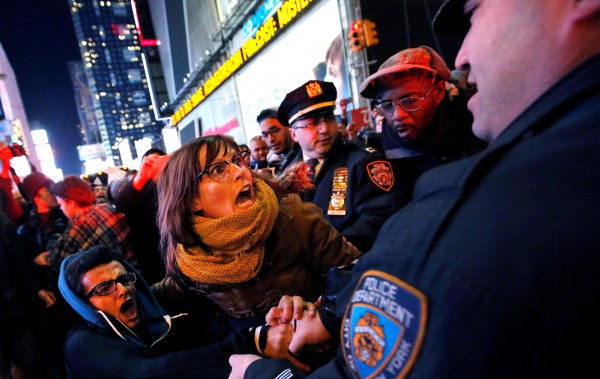 В Нью-Йорке третью ночь подряд проходят акции протеста