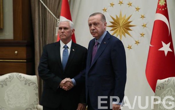 Вице-президент США Майк Пенс и президент Турции Реджеп Тайип Эрдоган на встрече в Анкаре