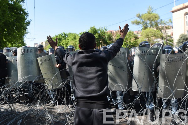 В Ереване не утихают акции протеста