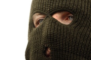 Неизвестные пытались пробраться внутрь приемной Неизвестные пытались пробраться внутрь приемной