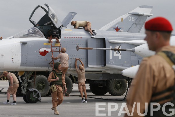 Бомбардировщики Су-24 на авиабазе Хмеймим в Сирии