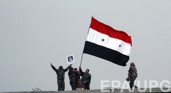 Повстанцы подняли сирийский флаг над одним из мостов