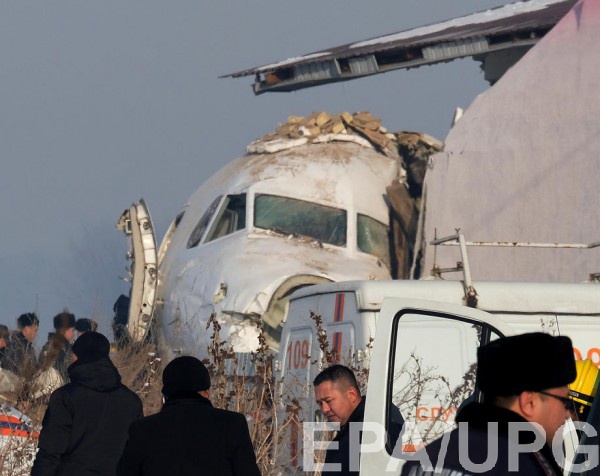 Фото - Спасатели работали на месте крушения самолета около аэропорта Алматы
