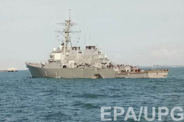 Военный корабль получил повреждения в районе кормы
