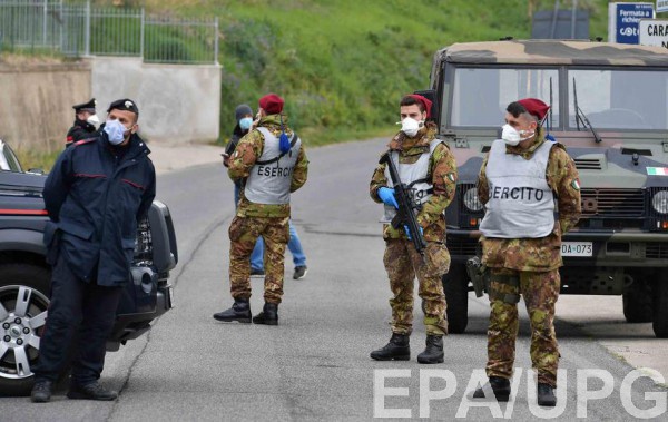 Итальянские военные блокируют дорогу в коммуну Нерола, где зафиксирована новая вспышка COVID-19