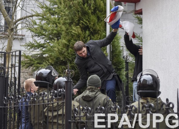 Активист вспомнил, что правоохранители закидывали балконы Консерватории "коктейлями Молотова"