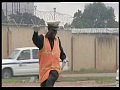Танцющий полицейский из Нигерии