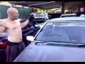 Парень головой разбивает лобовое стекло в автомобиле