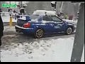 Subaru Impreza вытаскивает фуру из снега