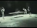 Брюс Ли играет в настольный теннис