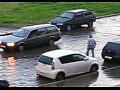 Парень переносит двух девушек через затопленную улицу