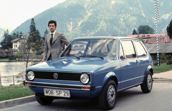 Дизайнер со своим детищем - Volkswagen Golf
