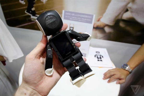 Робот-смартфон RoboHon от Sharp поступит в продажу в мае
